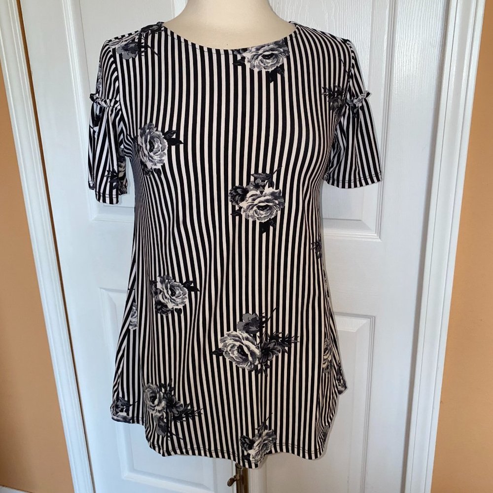 - Betsey's Boutique roses top S/M